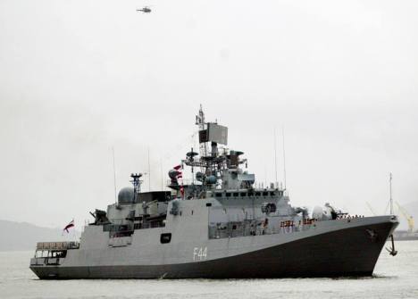 El barco de guerra INS Tabar, de la Armada india, en una imagen tomada en Bombay el 31 de julio de 2004. PUNIT PARANTPJE / REUTERS
